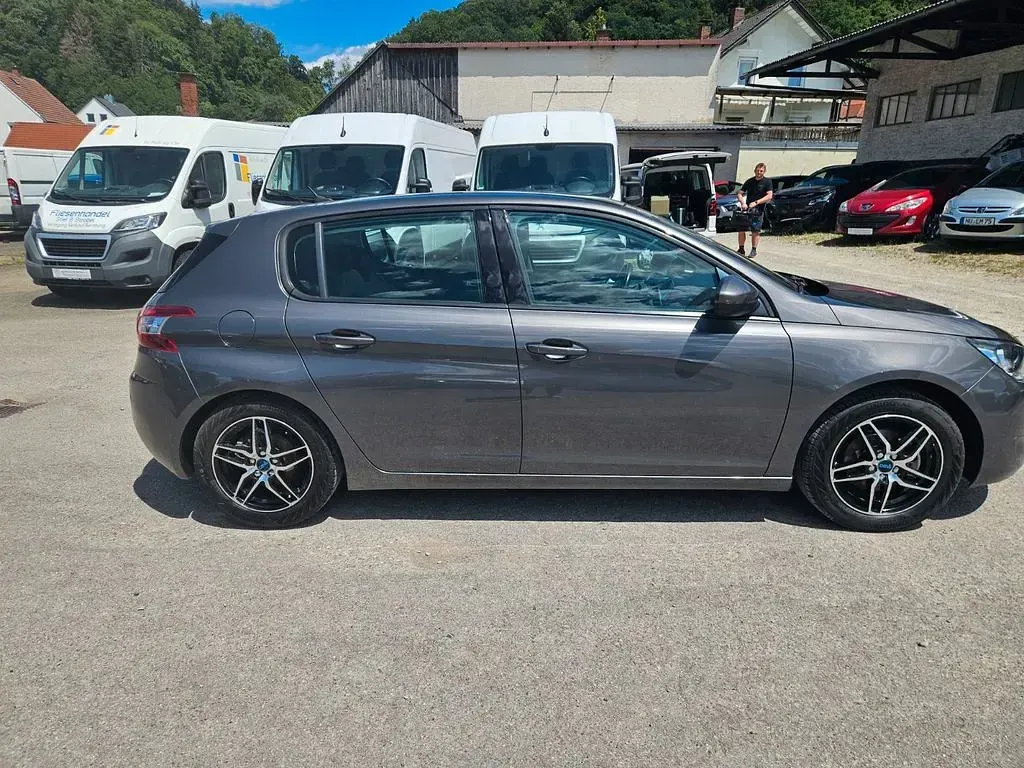 Gebraucht Peugeot 308 Active 131 PS (96 kW) 2017 Grau Limousine