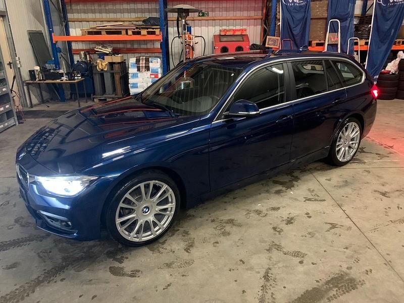 Blau Gebraucht 2018 BMW 318 Kombi | 17.990 € (Superpreis) - Bild 1/4