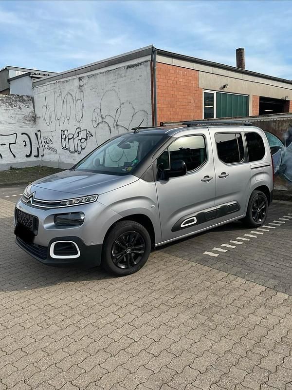 Grau Gebraucht 2021 Citroën Berlingo Feel Kombi | 21.500 € (Guter Preis) - Bild 1/4