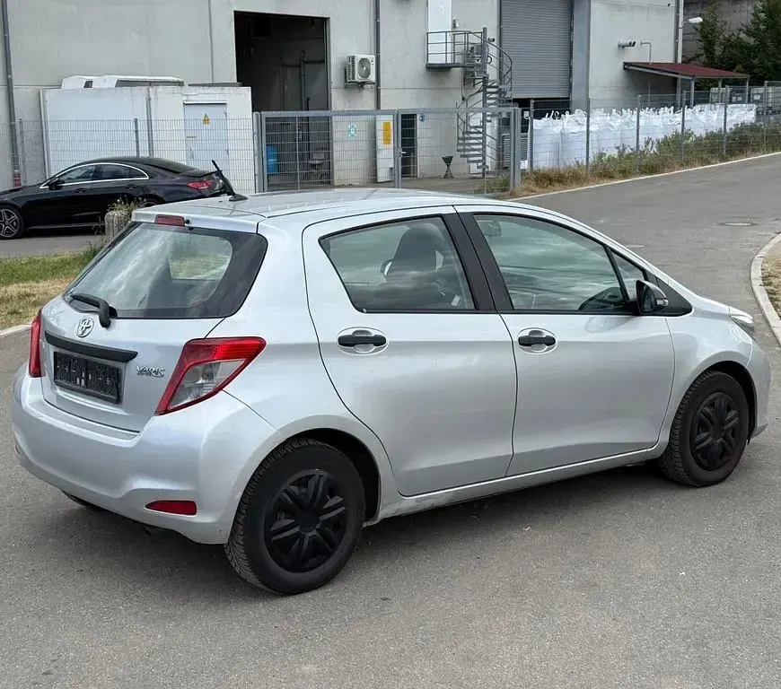 Gebraucht Toyota Yaris 69 PS (50 kW) 2012 Silber Kleinwagen