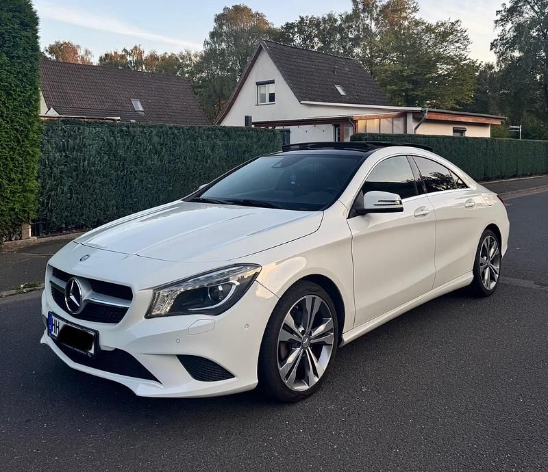 Weiß Gebraucht 2015 Mercedes CLA200 Coupé | 16.349 € (Fairer Preis) - Bild 1/4