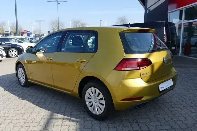 Gebraucht VW Golf VII Trendline 110 PS (80 kW) 2017 Gold Kleinwagen