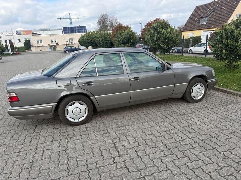 Usata Mercedes E220 150 CV (110 kW) 1994 Grigio Berlina
