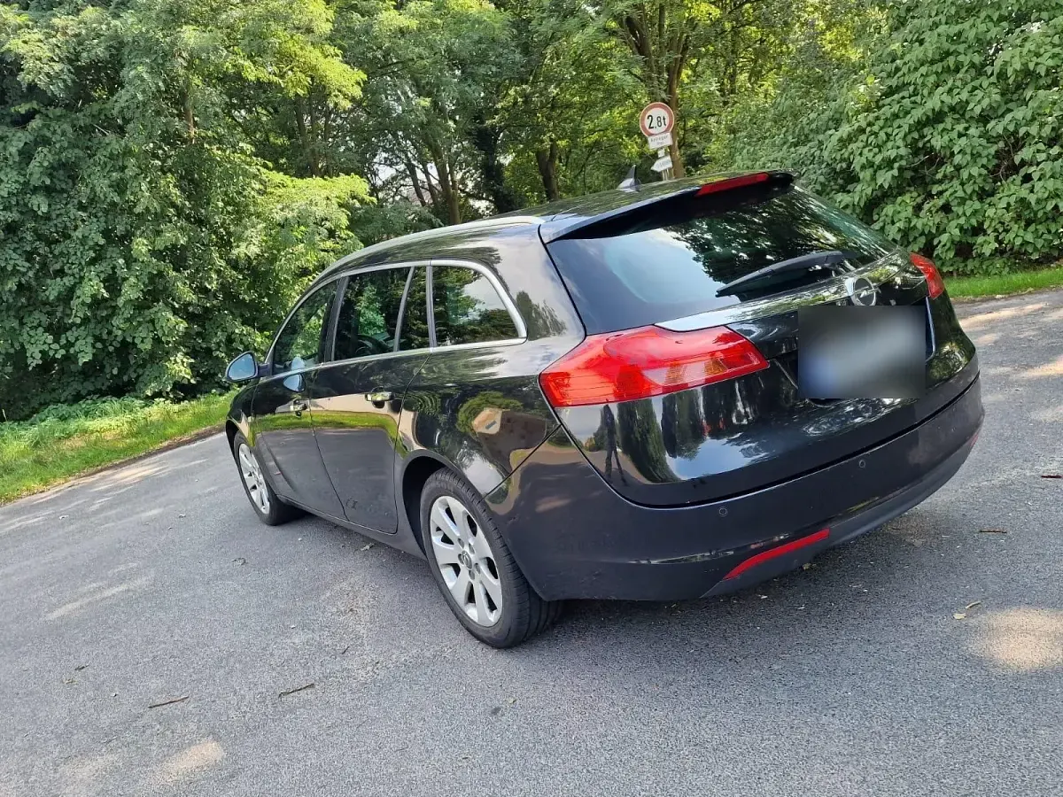 Gebraucht Opel Insignia 140 PS (102 kW) 2012 Schwarz Limousine