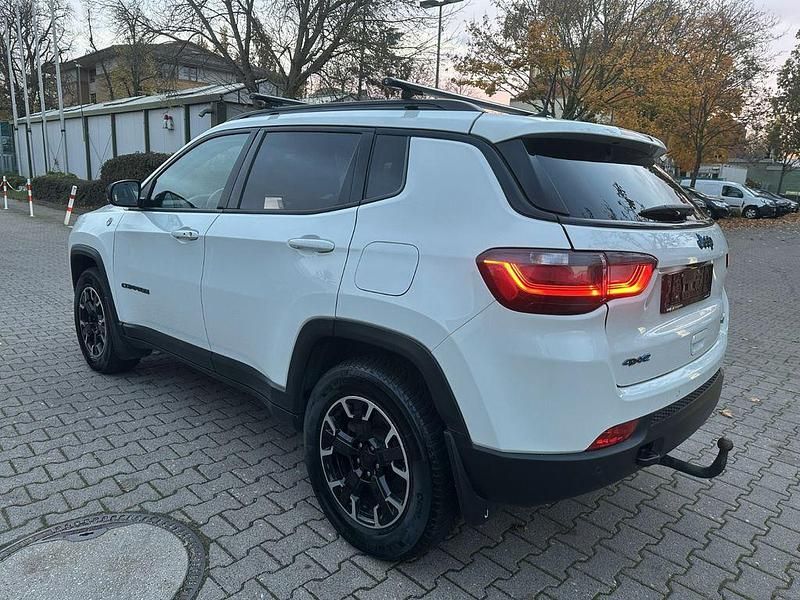 Gebraucht Jeep Compass Trailhawk 179 PS (131 kW) 2022 Weiß SUV