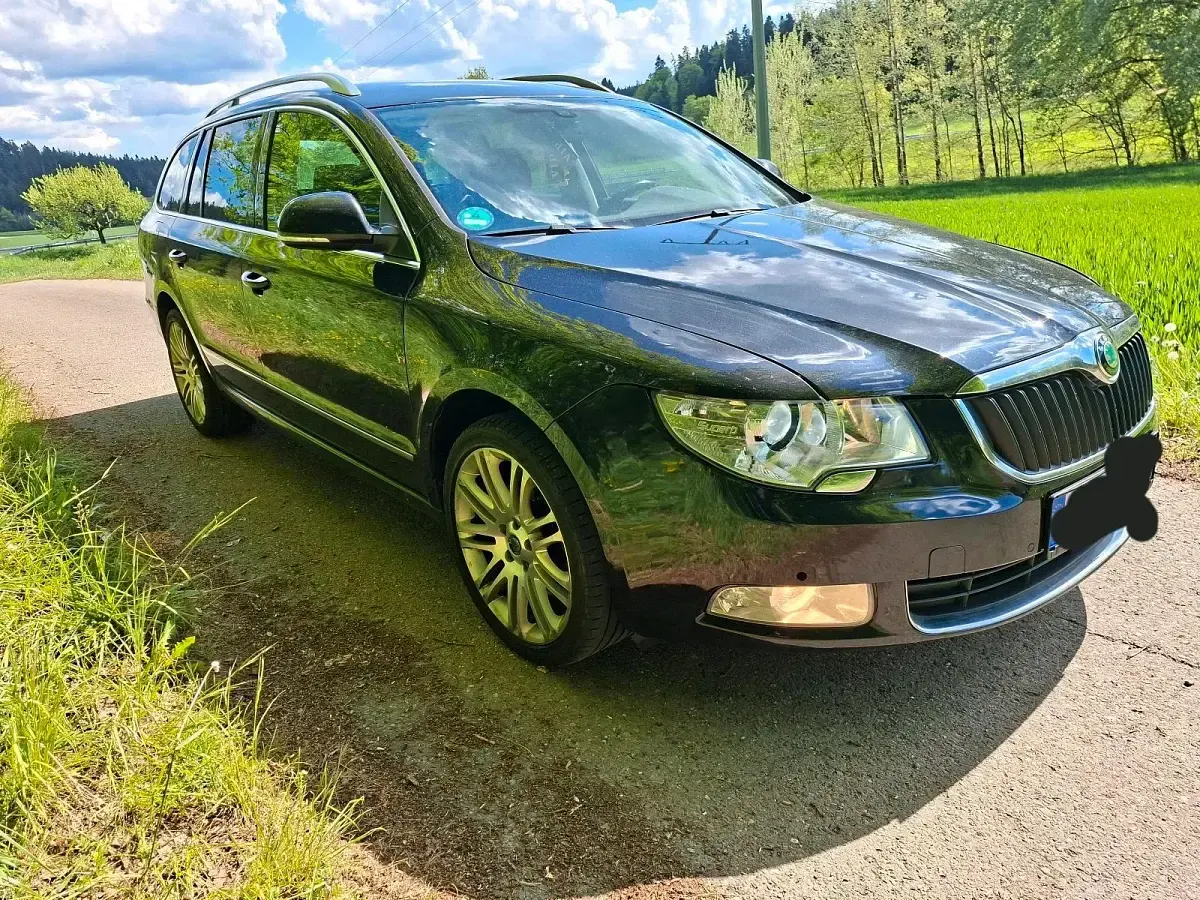 Używany Skoda Superb Elegance 170 KM (125 kW) 2012 Czarny Kombi