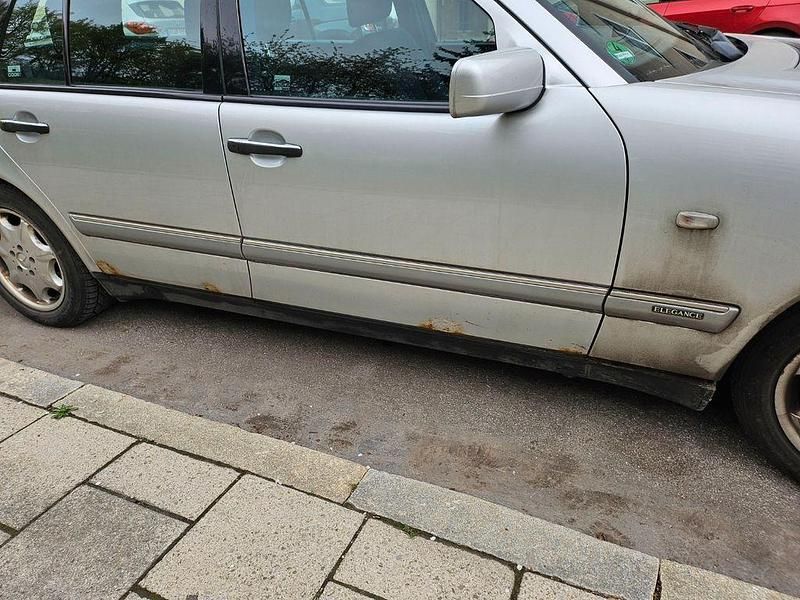 Gebraucht Mercedes E240 Elegance 170 PS (125 kW) 1999 Silber Limousine