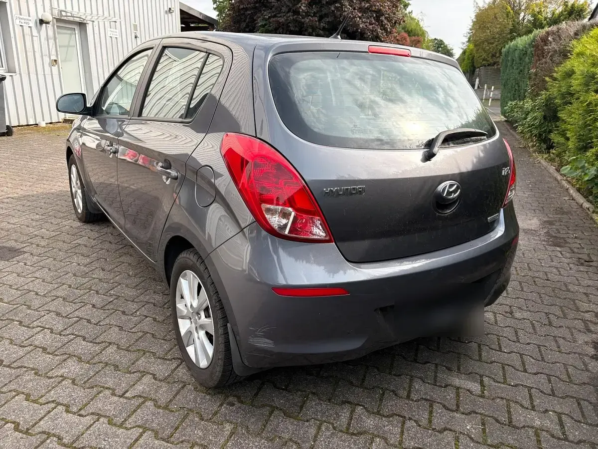 Gebraucht Hyundai i20 75 PS (55 kW) 2014 Grau Kleinwagen