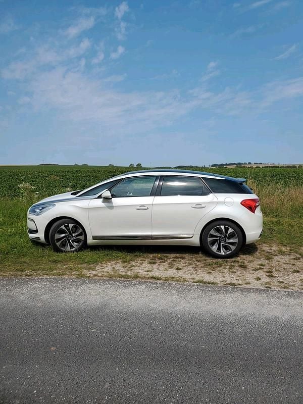 Weiß Gebraucht 2014 DS Automobiles DS5 Kleinwagen | 11.000 € - Bild 1/4