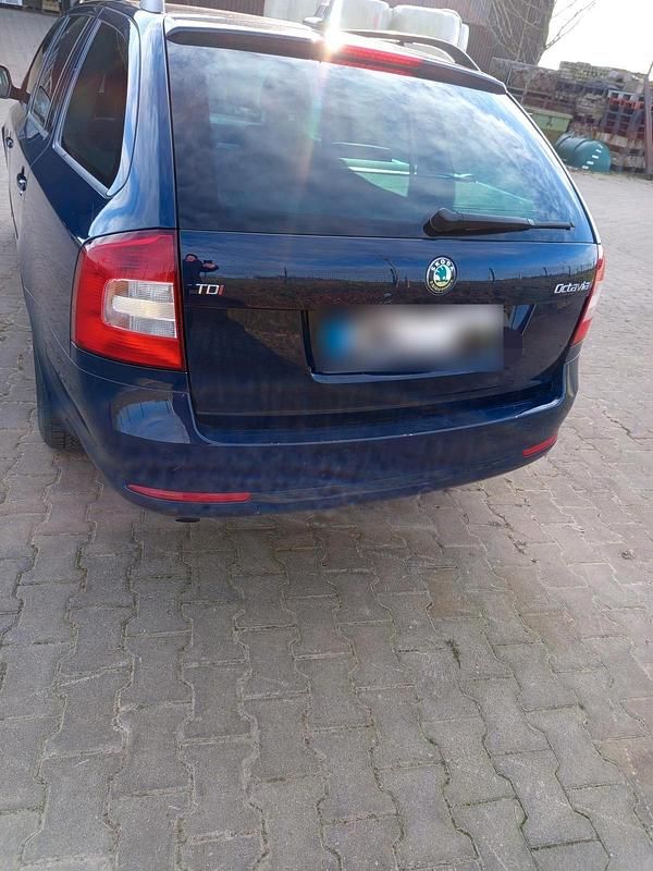 Gebraucht Skoda Octavia Family 2012 Blau Kombi