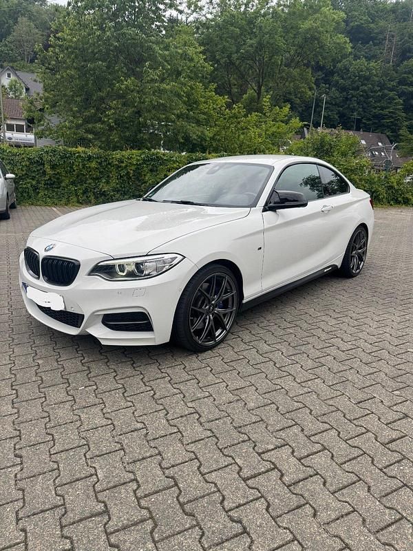 Weiß Gebraucht 2015 BMW M235 M Performance Coupé | 26.899 € (Guter Preis) - Bild 1/4