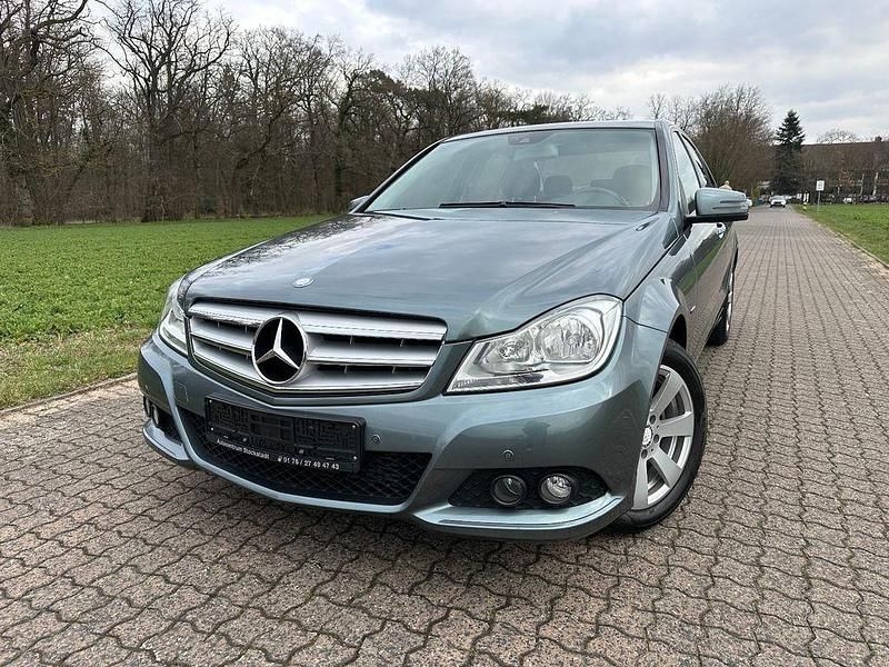 Grau Gebraucht 2011 Mercedes C200 Limousine | 12.990 € (Fairer Preis) - Bild 1/4