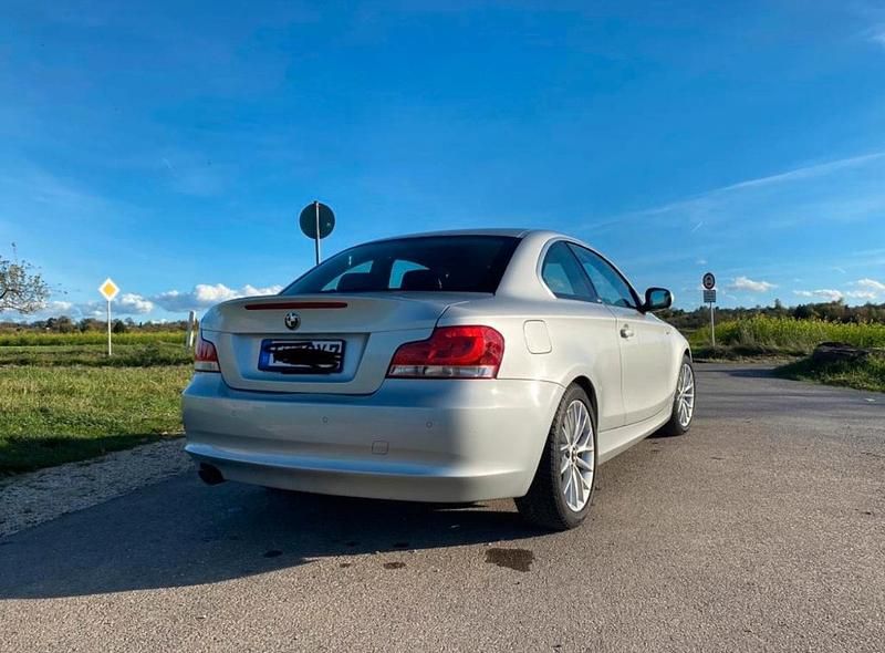 Silber Gebraucht 2011 BMW 123 Coupé Coupé | 11.900 € - Bild 1/4