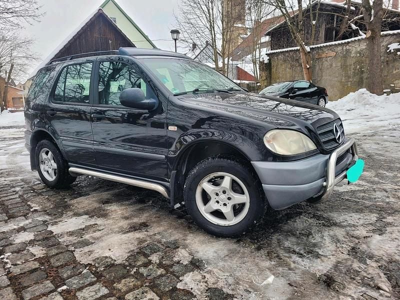 Schwarz Gebraucht 2000 Mercedes ML320 SUV | 5.800 € (Fairer Preis) - Bild 1/4