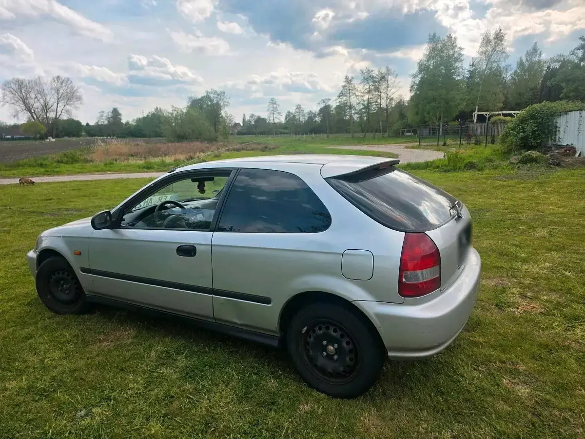 Second-hand Honda Civic 75 CP (55 kW) 2000 Argintiu Hatchback