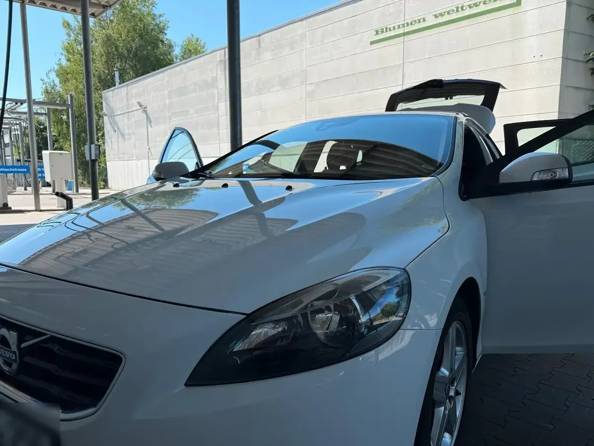Gebraucht Volvo V40 120 PS (88 kW) 2016 Weiß Kombi