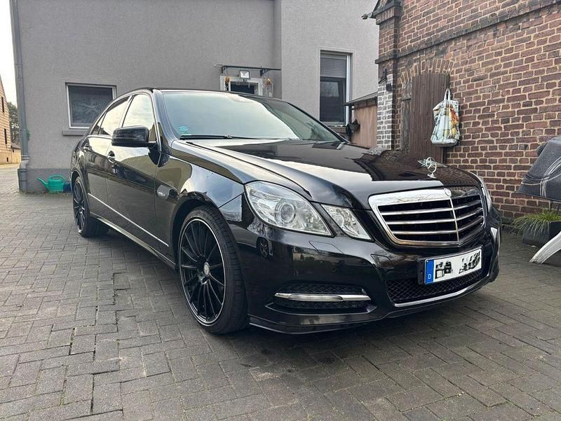 Schwarz Gebraucht 2010 Mercedes E250 Avantgarde Limousine | 10.500 € (Fairer Preis) - Bild 1/4