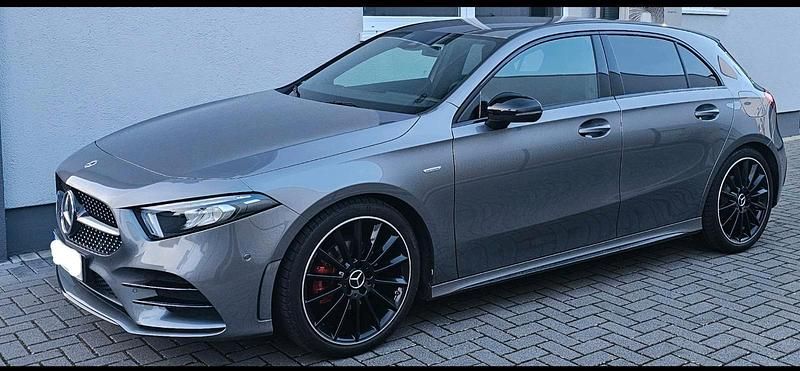 Grau Gebraucht 2021 Mercedes A180 AMG line Limousine | 26.999 € (Guter Preis) - Bild 1/4