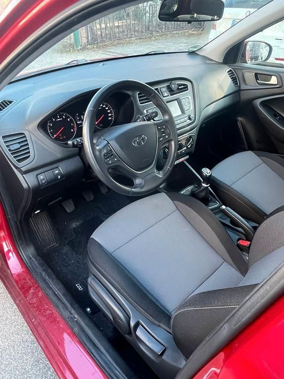 Gebraucht Hyundai i20 Select 84 PS (61 kW) 2019 Rot Kleinwagen