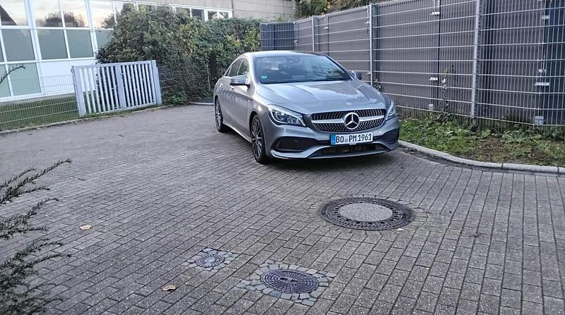 Grau Gebraucht 2019 Mercedes CLA200 Limousine | 21.500 € (Superpreis) - Bild 1/4