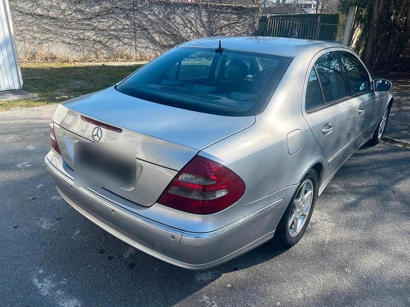 Gebraucht Mercedes E220 Avantgarde 150 PS (110 kW) 2005 Silber Limousine