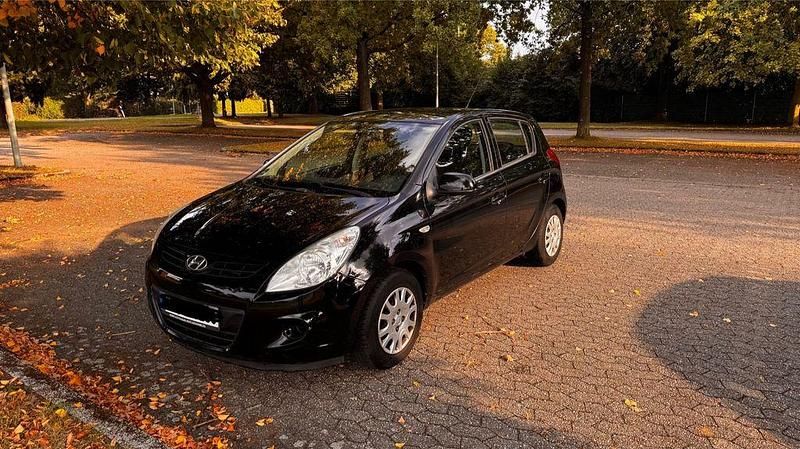 Schwarz Gebraucht 2011 Hyundai i20 Comfort Limousine | 1.500 € (Superpreis) - Bild 1/4