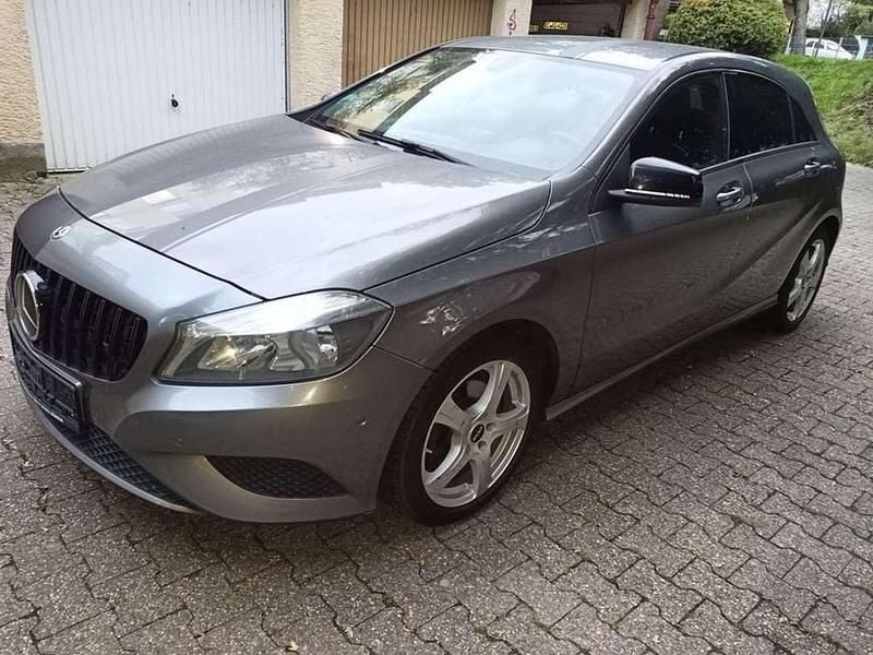 Gebraucht Mercedes A180 StreetStyle 122 PS (89 kW) 2015 Grau Limousine