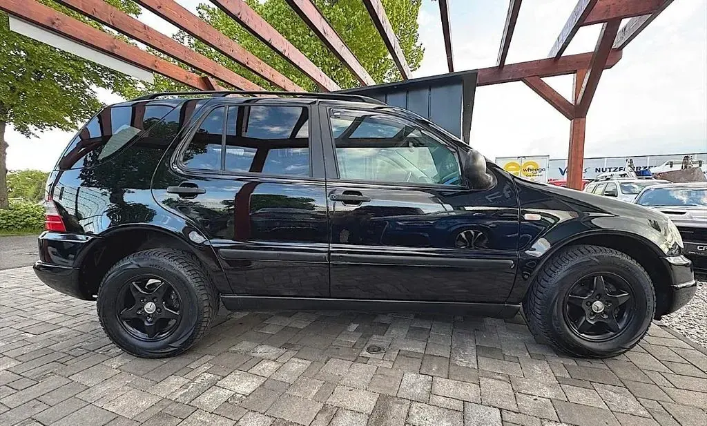 Gebraucht Mercedes ML320 Edition 218 PS (160 kW) 1998 Schwarz SUV