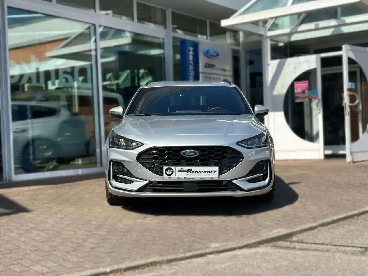 Gebraucht Ford Focus ST-Line X 155 PS (114 kW) 2024 Silber Limousine