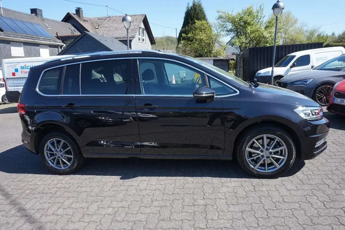 Gebraucht VW Touran Comfortline 150 PS (110 kW) 2020 Schwarz Van / Kleinbus