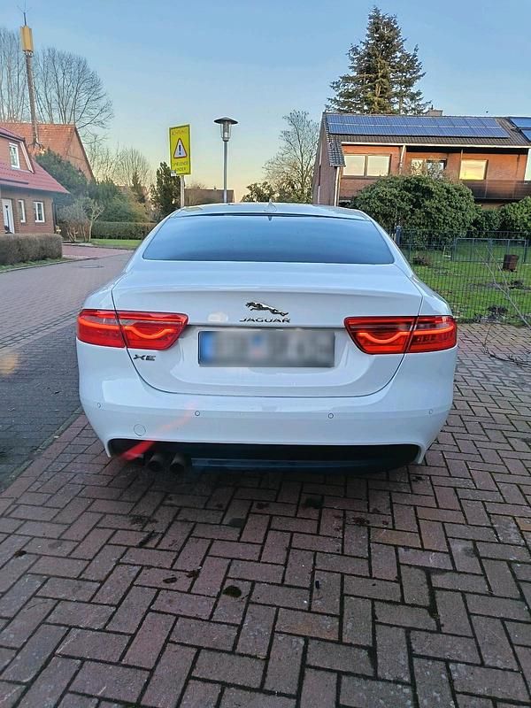 Gebraucht Jaguar XE Prestige 180 PS (132 kW) 2015 Weiß Limousine