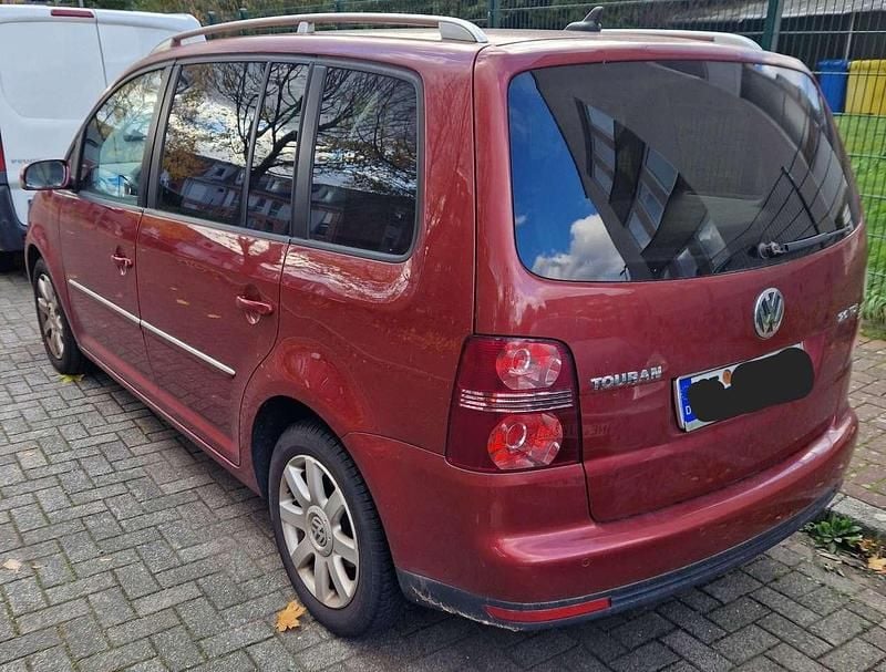 Rot Gebraucht 2007 VW Touran Highline Van / Kleinbus | 5.247 € (Fairer Preis) - Bild 1/4