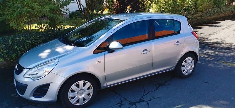 Silber Gebraucht 2013 Opel Corsa Edition Limousine | 2.190 € (Superpreis) - Bild 1/4