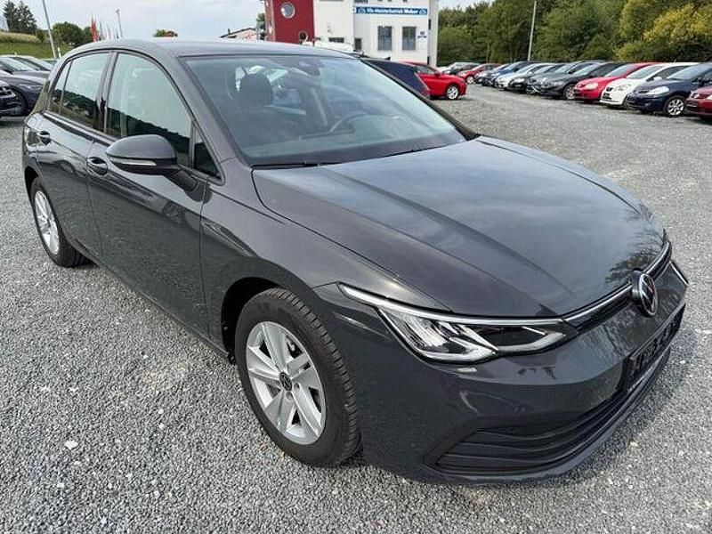 Grau Gebraucht 2022 VW Golf VIII Life Limousine | 19.285 € (Guter Preis) - Bild 1/4
