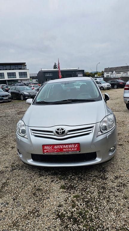 Silber Gebraucht 2012 Toyota Auris Executive Limousine | 8.899 € (Etwas zu teuer) - Bild 1/4