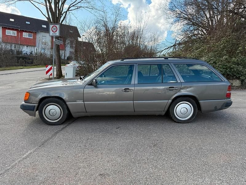 Second-hand Mercedes E250 94 CP (69 kW) 1993 Gri Break