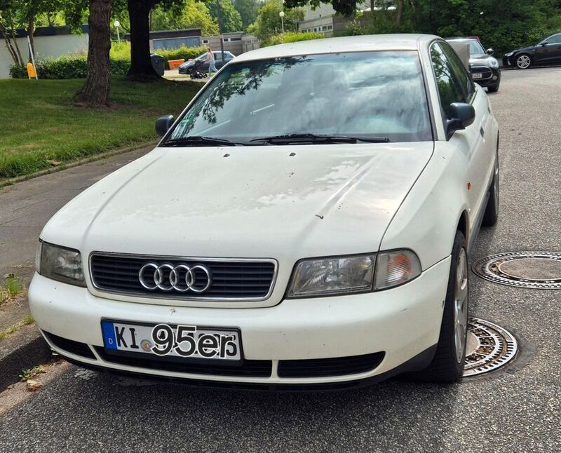 Weiß Gebraucht 1995 Audi A4 Limousine | 750 € - Bild 1/4