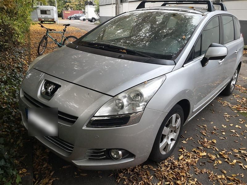 Silber Gebraucht 2011 Peugeot 5008 Van / Kleinbus | 1.490 € (Superpreis) - Bild 1/4