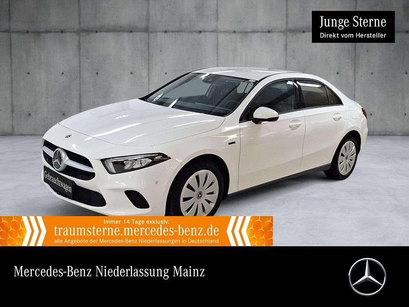 Weiß Gebraucht 2020 Mercedes A250 Limousine | 23.890 € (Guter Preis) - Bild 1/3