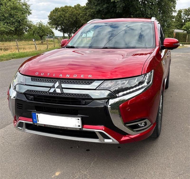 Rot Gebraucht 2020 Mitsubishi Outlander P-HEV Plus SUV | 24.950 € (Etwas zu teuer) - Bild 1/4
