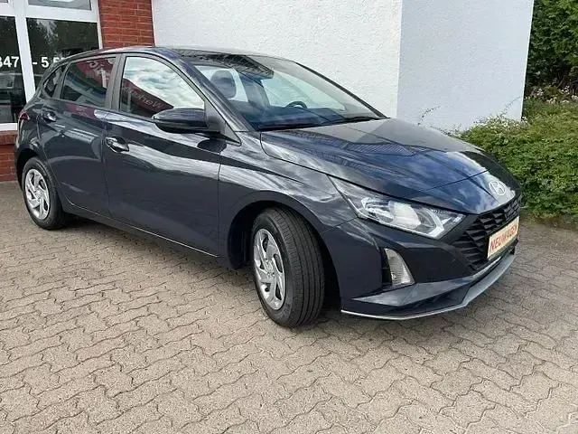 Neu Hyundai i20 Comfort 79 PS (58 kW) 2025 Grau Limousine