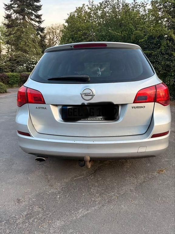 Używany Opel Astra Selection 140 KM (102 kW) 2011 Srebrny Kombi