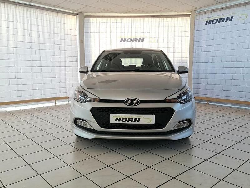 Gebraucht Hyundai i20 101 PS (74 kW) 2015 Sleek silver / met Coupé