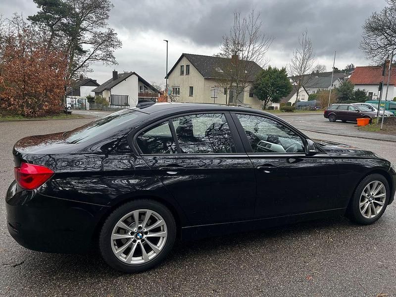 Gebraucht BMW 320 163 PS (119 kW) 2018 Schwarz Limousine