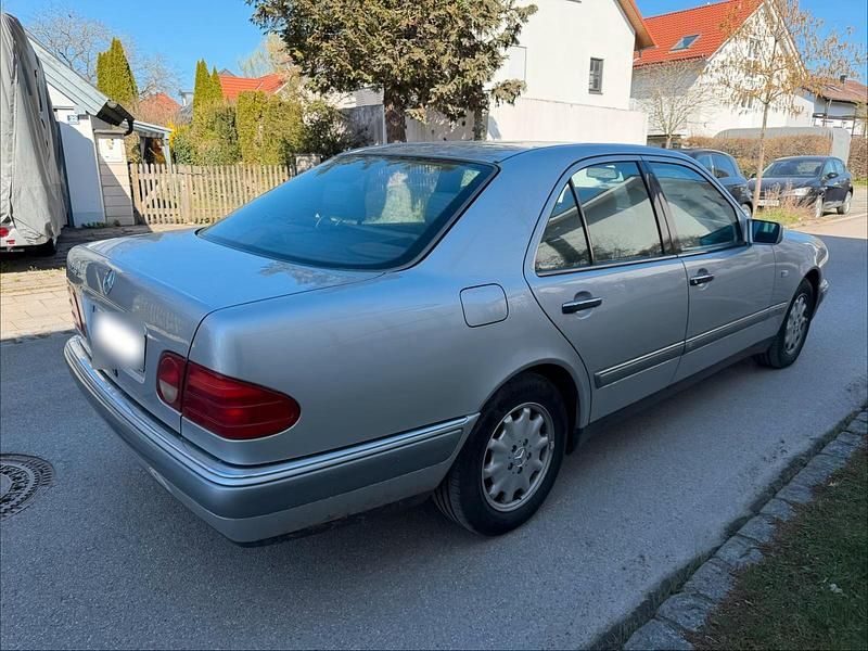 Gebraucht Mercedes E230 150 PS (110 kW) 1995 Silber Limousine