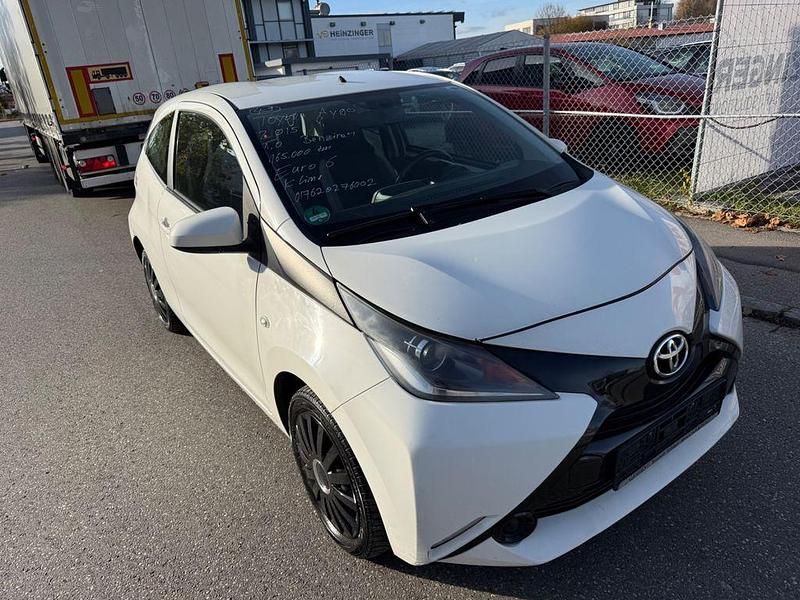 Weiß Gebraucht 2015 Toyota Aygo Kleinwagen | 3.900 € (Teuer) - Bild 1/4