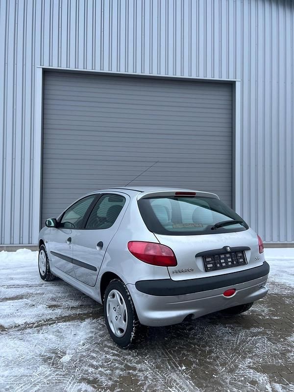Gebraucht Peugeot 206 75 PS (55 kW) 1999 Silber Kleinwagen