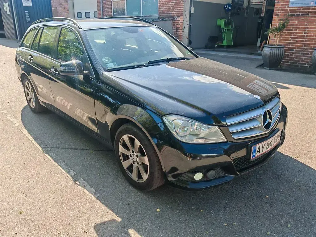 Gebraucht Mercedes C180 Elegance 120 PS (88 kW) 2012 Limousine