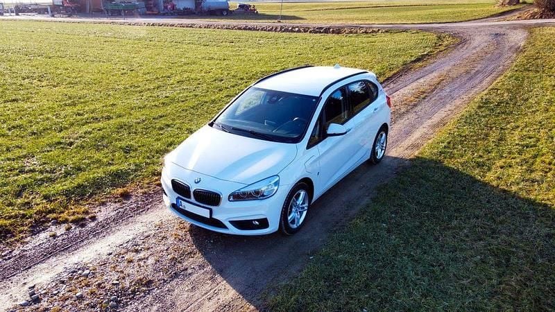 Weiß Gebraucht 2017 BMW 225 Active Tourer iPerformance Van / Kleinbus | 13.600 € (Superpreis) - Bild 1/4
