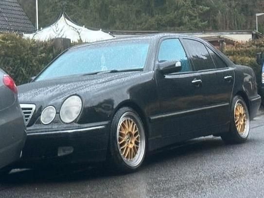Schwarz Gebraucht 2000 Mercedes E220 Limousine | 3.999 € (Fairer Preis) - Bild 1/4